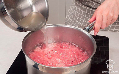 Сварите варенье. Кастрюлю с клубникой поставьте на огонь, доведите до кипения и варите, помешивая, 3 минуты. Влейте горячий агар-агар и кипятите еще 3 минуты. Не забывайте непрерывно мешать массу. Снимите пенку.