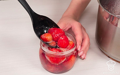 Отправьте варенье на хранение. Перелейте горячую массу в чистые банки и закатайте крышки. Когда банки остынут, отправьте их на хранение в прохладное место.