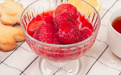 Густой и ароматный клубничный джем с целыми ягодками аппетитно будет выглядеть в прозрачных розетках. Можно подавать его к чаю как самостоятельный десерт, а можно добавить в выпечку: блины, пироги, рулеты.