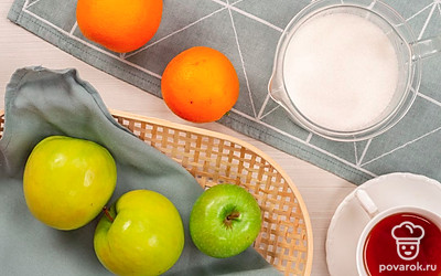 Подготовьте продукты для варенья из яблок с апельсином. Яблоки и апельсины помойте. С апельсинов снимите кожуру, удалите косточки. Фрукты порежьте кубиками. Образовавшийся от апельсинов сок слейте в кастрюлю.