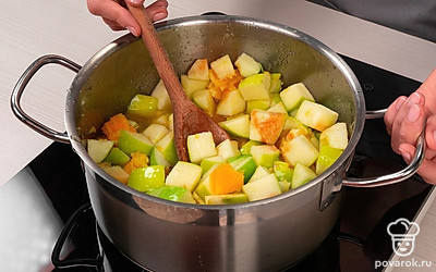 Сварите яблочно-апельсиновое варенье. Яблоки и апельсины засыпьте сахаром на 1 час, чтобы фрукты дали сок. Доведите массу до кипения и варите на слабом огне 10 минут. Оставьте остывать на 4-6 часов. Загустевшее варенье варите еще 5-7 минут.