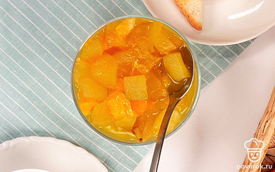 Подавайте варенье с яблоками и апельсином как самостоятельный десерт к чаю.