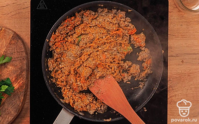 Приготовьте икру из опят. Положите грибы в кастрюлю с водой. Поставьте на огонь. Когда вода закипит, уменьшите огонь и варите 10 минут. Откиньте грибы на дуршлаг и промойте холодной проточной водой. Дайте воде стечь. Пропустите грибы через мясорубку в глубокую миску или в чашу блендера. Прокрутите через мясорубку в ту же миску чеснок и лук. Выложите грибы с луком и чесноком в сковороду с оливковым маслом. Поставьте на средний огонь. Тушите 10-15 минут, пока не испарится вся влага. Всыпьте соль и выложите лавровый лист. Добавьте морковь. Перемешайте. Увеличьте огонь и обжаривайте 5 минут до мягкости моркови. Когда икра остынет, разложите ее по стерильным банкам и закатайте. Также ее можно хранить в морозилке на протяжении 4 месяцев.