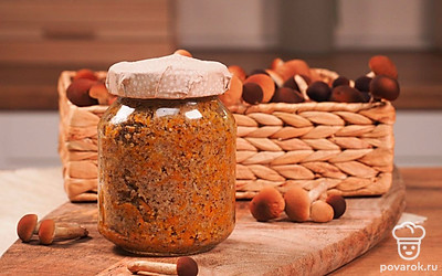 Переложите готовую икру в красивую мисочку. Украсьте листьями петрушки и подайте к столу.