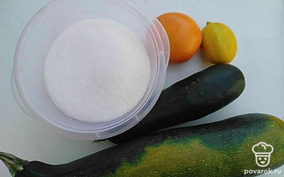 Для начала кабачки тщательно промойте, отчистите от кожицы и измельчите их через мясорубку или с помощью блендера до однородной массы. Апельсин и лимон хорошо вымойте, вытрите насухо, цедру натрите на терке, чтобы не затронуть белую часть.