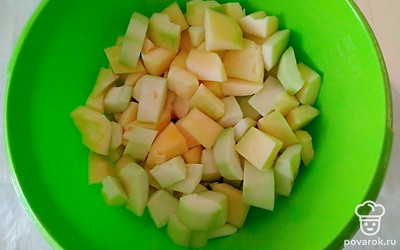 Кабачки переложите в кастрюлю, высыпьте туда же сахар, накройте крышкой и поставить на средний огонь. После того как сироп закипит, варите на медленном огне еще около 20 минут.