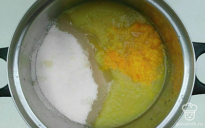 Затем разрежьте пополам апельсин и лимон и выдавите из них сок. Сок и цедру перебейте блендером до жидкого однородного пюре и вылейте его в кастрюлю с кабачками. Доведите все до кипения.