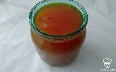 Варите все, периодически помешивая, на медленном огне в течении 1,5-2 часов. Как только варенье загустеет и выпарится жидкость, разлейте по чистым и стерилизованным банкам. Закатайте варенье и храните в темном месте.