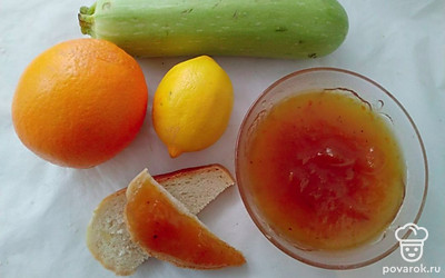 Подайте варенье в небольшой пиале. Нарежьте свежий хлеб, нагрейте сковородку и поджарьте их без масла. Наложите пару ложек на тост. Заварите вкусный горячий чай и пейте его с таким десертом.