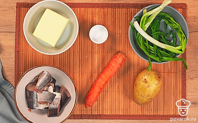 Удобно разложите все ингредиенты. Разделайте сельдь на филе. Отварите морковь, очистите ее от кожуры. Сливочное масло положите в морозилку, чтобы оно стало твердым. Приготовьте мясорубку.