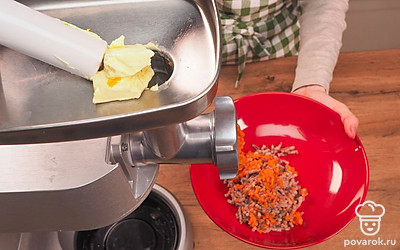 Подготовьте филе сельди. Убедитесь, что в рыбе не осталось косточек. Пропустите через мясорубку филе сельди, отварную морковь и сливочное масло. Тщательно перемешайте и дайте смеси постоять 10 минут.