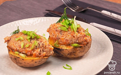 Форшмак с морковью очень хорошо сочетается по вкусу с ржаным хлебом, а также печеным картофелем. Запеките в духовке картофель половинками, посолите, добавьте сливочное масло, посыпьте мелко нарезанным зеленым луком. Закуску можно хранить в холодильнике не более 2 суток.