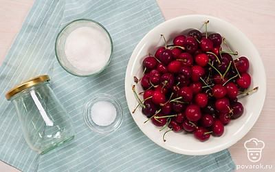 Приготовление нужно начать с подготовки ягод. Черешню помойте, удалите плодоножки и косточки.