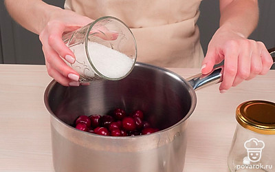 Подготовьте ягоды. Черешню без косточек поместите в кастрюлю, засыпьте сахаром и перемешайте массу. Оставьте на 7 часов, чтобы ягоды дали сок.