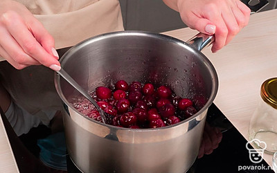 Сварите варенье. Поставьте кастрюлю на огонь, доведите массу до кипения. Аккуратно помешивайте и снимайте пенку, варите так 10 минут. За 3 минуты до выключения добавьте лимонную кислоту.