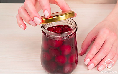 Отправьте варенье на хранение. Разлейте горячее варенье по чистым банкам и закатайте крышки. Переверните вверх дном и дайте остыть. После этого отправьте на хранение в прохладное место.