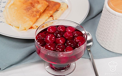 Рецепт несложный, сварить такое лакомство сможет каждая хозяйка. Использовать варенье из черешни можно в любой выпечке, добавлять в пироги, подавать с блинами.