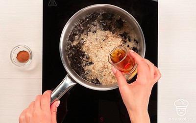 Сварите варенье. Кастрюлю с сахаром и черносливом поставьте на небольшой огонь, добавьте стакан воды, доведите до кипения и варите 20 минут. Добавьте оставшийся сахар, орехи и варите еще 30 минут. Добавьте коньяк, хорошо перемешайте и снимите варенье с огня.