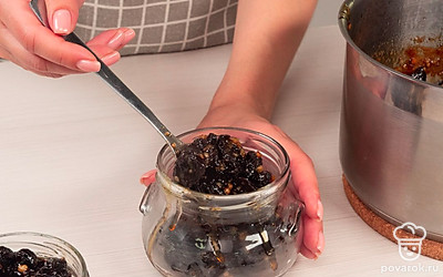 Разложите горячее варенье по стерилизованным банкам. Плотно закройте крышками.