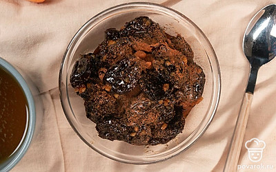 Выложите варенье из чернослива в стеклянную или керамическую вазочку и присыпьте молотой корицей. Подавайте варенье к зеленому чаю.