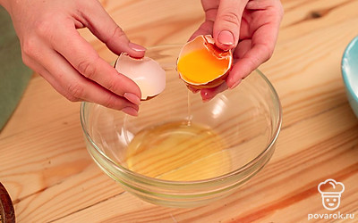 Отделите белок от желтка, просейте муку с крахмалом. Подготовьте фритюр или глубокий сотейник, а также круглые формочки для льда.