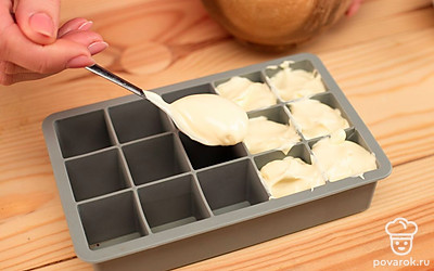 Майонез выложите в формочки для льда и отправьте в морозильную камеру до полного замерзания.