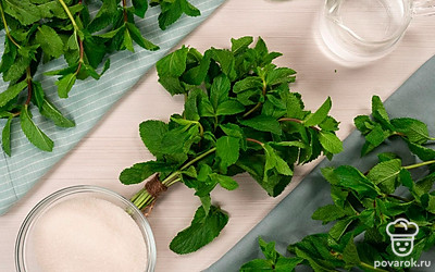 Мяту промойте в холодной воде и обсушите, не отделяя листья от стеблей. Положите мяту в эмалированный таз, в котором будете варить варенье. Банки и крышки хорошо помойте и простерилизуйте. Совет: помыть и высушить банки для консервации можно в посудомоечной машине при высокой температуре.