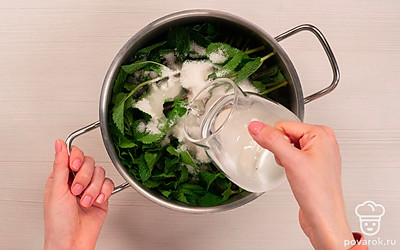 Дайте мяте настояться. Насыпьте сахар в таз с мятой. Налейте воду, перемешайте и оставьте на полчаса до полного растворения сахара при комнатной температуре.