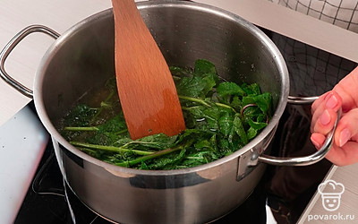 Сварите мяту. Поставьте таз на огонь и доведите до кипения. Затем убавьте огонь и варите еще 10 минут. Снимите с огня, прикройте полотенцем и оставьте на 12 часов для настаивания.