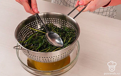 Сварите мятное варенье. Снова поставьте мяту на огонь и доведите до кипения. Затем опять оставьте на 12 часов для настаивания, прикрыв полотенцем. После настаивания процедите варенье через марлю или мелкое сито. Варенье из мяты должно получиться полупрозрачным.