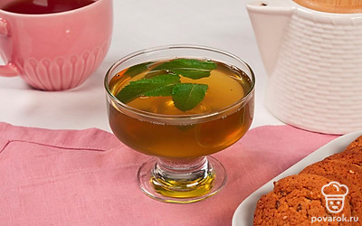 Варенье из мяты хорошо подойдет как к черному, так и зеленому чаю.