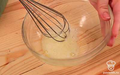Взбейте до однородности белок.