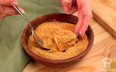 Достаньте замороженный майонез из формочек, обваляйте в муке с крахмалом, окуните в белок, запанируйте в сухарях и обжаривайте в разогретом до 180°C масле до золотистости.