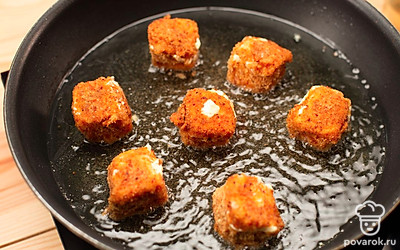 Готовый майонез выложите на бумажные полотенца, чтобы избавиться от излишков жира, и подавайте.