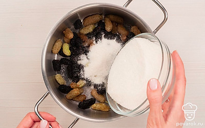 Подготовьте шелковицу. Промытые и обработанные ягоды положите в кастрюлю для варки варенья и засыпьте сахаром. Не перемешивая, поставьте шелковицу в холодильник на 8-10 часов, чтобы она дала сок.