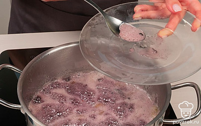 Сварите ягоды. По истечении указанного времени достаньте кастрюлю с шелковицей из холодильника, поставьте на плиту и варите на среднем огне, периодически помешивая, в течение 10 минут. При необходимости снимайте с варенья пенку и всплывшие семена. Снимите шелковицу с огня и оставьте на 5 часов, чтобы ягоды впитали в себя сок.