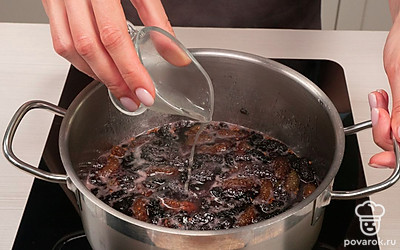 Доварите варенье до готовности. Настоявшиеся ягоды снова поставьте на средний огонь и варите еще 10 минут, помешивая и снимая пенку. Из половины лимона выжмите сок и добавьте в варенье. Доведите ягоды до кипения и снимите с огня.