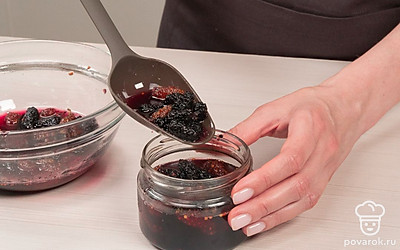 Закрутите варенье. Наполните чистые и сухие простерилизованные банки вареньем из шелковицы. Плотно закройте их крышками и укройте полотенцем, чтобы варенье медленно остывало. Остывшее варенье храните в прохладном месте — погребе или холодильнике.