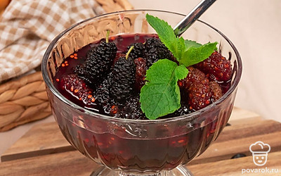 Варенье из шелковицы прекрасно подойдет на десерт к чаю. Выложите его в розетку для варенья и подайте вместе с небольшими кексами или маффинами.