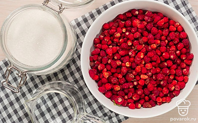 Переберите землянику: уберите листочки, веточки, испорченные ягоды. Как правило, землянику перед варкой не моют, чтобы она не дала слишком много сока, но если ягоды сильно загрязнены, осторожно промойте их небольшим количеством воды. Приготовьте чистые банки, крышки и ключ для консервации. Промойте мяту и разделите ее на листочки. Совет: плодоножки с ягод можно не отрывать, они усилят характерный аромат лесной земляники.