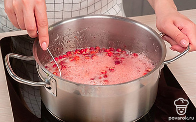 Завершите приготовление. Снова поставьте кастрюлю с вареньем на медленный огонь, доведите до кипения, проварите 5 минут и выключите. Дайте полностью остыть. Еще раз дайте варенью закипеть и в третий раз поварите 5 минут.