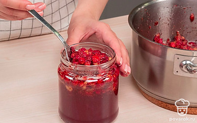 Законсервируйте варенье на зиму. Разлейте горячее варенье в банки и закатайте крышки. Остудите варенье при комнатной температуре и уберите на хранение в темное прохладное место.