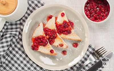 Положите варенье в пиалу и украсьте листочками свежей мяты. Подавайте к чаю с тостами из пшеничного хлеба.