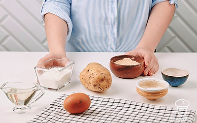 Для сухих смесей подготовьте отдельные миски. Картофель помойте, просушите бумажным полотенцем и очистите от кожуры.