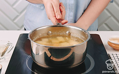 Сварите картофель. Картофель нарежьте на небольшие кусочки, выложите в кастрюлю и залейте водой. Поставьте кастрюлю на огонь. После закипания варите картофель 15-20 минут до готовности.