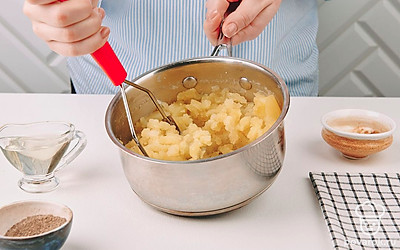 Готовый картофель разомните вилкой или толкушкой до состояния пюре.