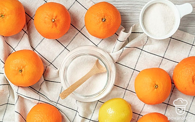 Мандарины помойте и обсушите. Разрежьте мандарины на 4 части и каждую нарежьте тонкими ломтиками. Лимон также помойте, порежьте на 4 части и разрежьте на тонкие дольки. Положите нарезанные цитрусы в глубокую миску и залейте их холодной фильтрованной водой. Накройте пищевой пленкой и оставьте на 1 сутки при комнатной температуре. Совет: используйте вместо ванильного сахара стручки ванили. Возьмите 2 шт. и разрежьте вдоль, тупой стороной ножа достаньте содержимое. Кладите ваниль к мандаринам во время первого этапа варки.