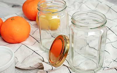 Простерилизуйте банки. Налейте в чистые банки фильтрованной воды на 2-3 см. Поставьте банки в микроволновку и стерилизуйте их 3-5 минут. Затем слейте воду и высушите банки.