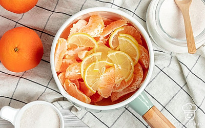 Проварите мандарины. Переложите нарезанные мандарины и лимон в кастрюлю и поставьте ее на плиту на средний огонь. Доведите до кипения, затем уменьшите огонь и варите 80 минут. Периодически перемешивайте.