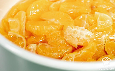 Сварите варенье. Снимите кастрюлю с мандаринами с огня, добавьте сахар и ванильный сахар. Перемешайте до полного растворения. Поставьте на средний огонь и снова вскипятите. Далее на маленьком огне варите варенье еще 80 минут, регулярно помешивая.